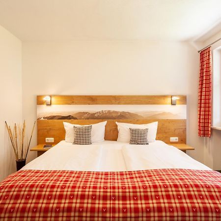 Lustiger Hirsch Hotel Akams ภายนอก รูปภาพ