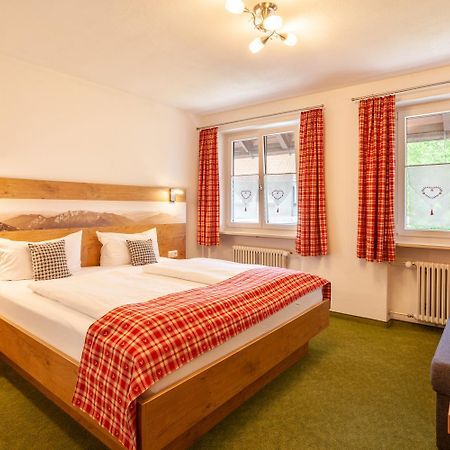 Lustiger Hirsch Hotel Akams ภายนอก รูปภาพ