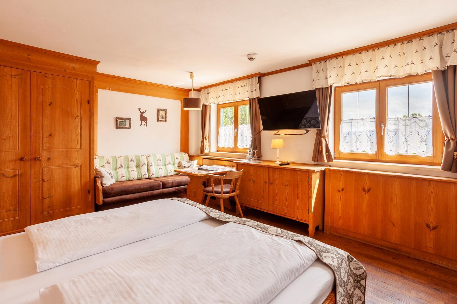 Lustiger Hirsch Hotel Akams ภายนอก รูปภาพ