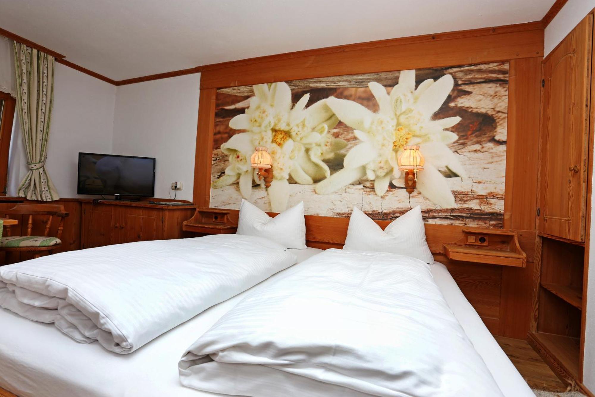 Lustiger Hirsch Hotel Akams ภายนอก รูปภาพ
