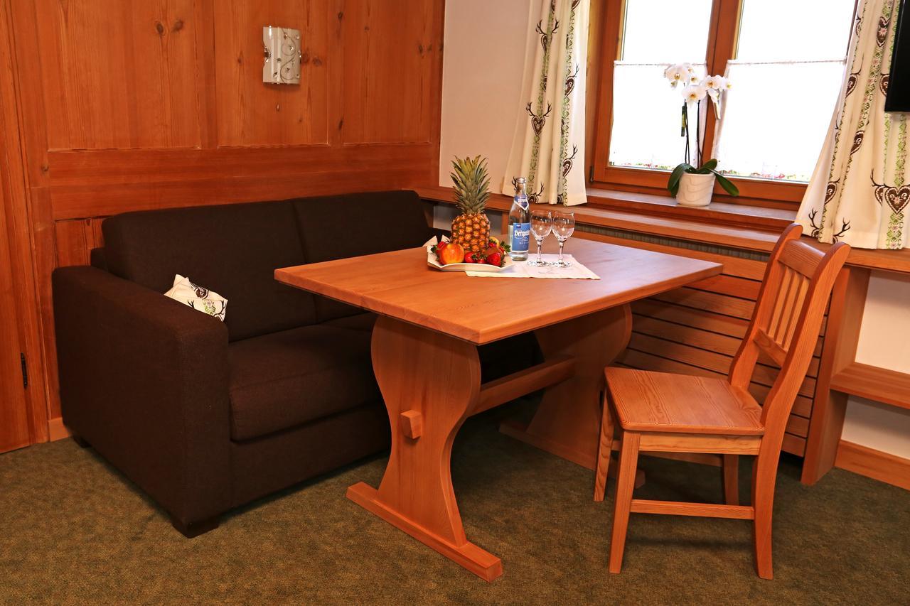 Lustiger Hirsch Hotel Akams ภายนอก รูปภาพ