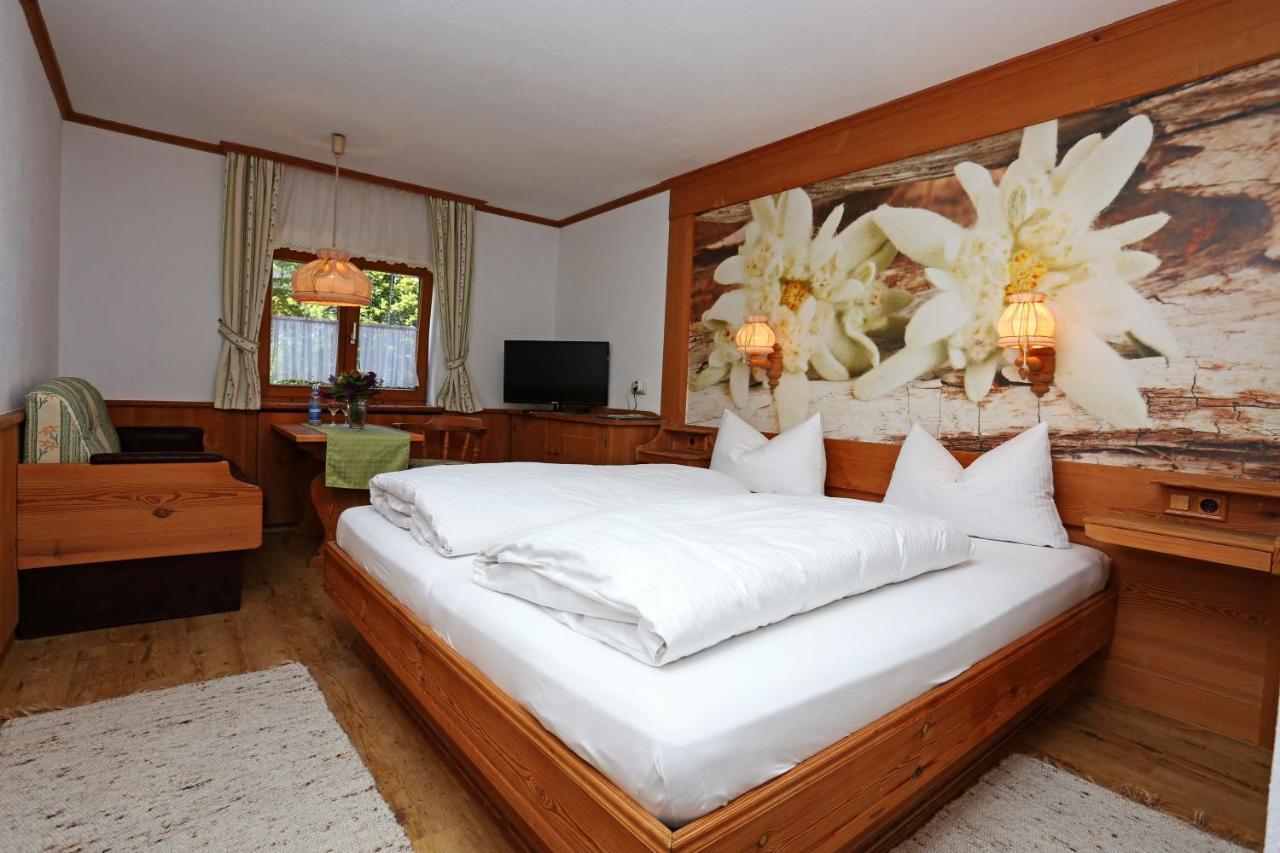 Lustiger Hirsch Hotel Akams ภายนอก รูปภาพ