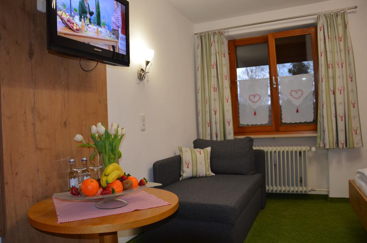 Lustiger Hirsch Hotel Akams ภายนอก รูปภาพ