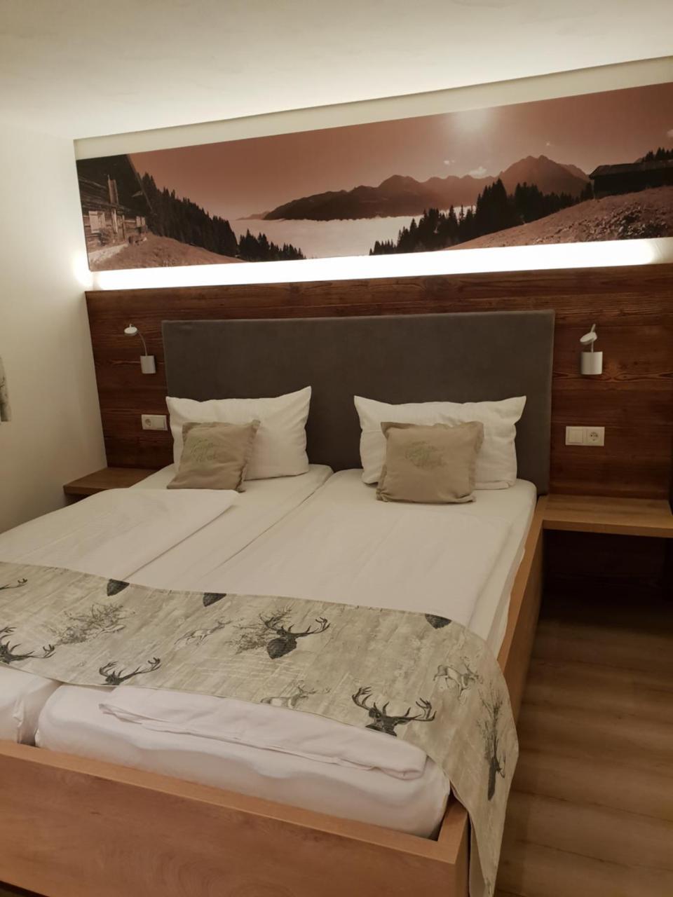 Lustiger Hirsch Hotel Akams ภายนอก รูปภาพ