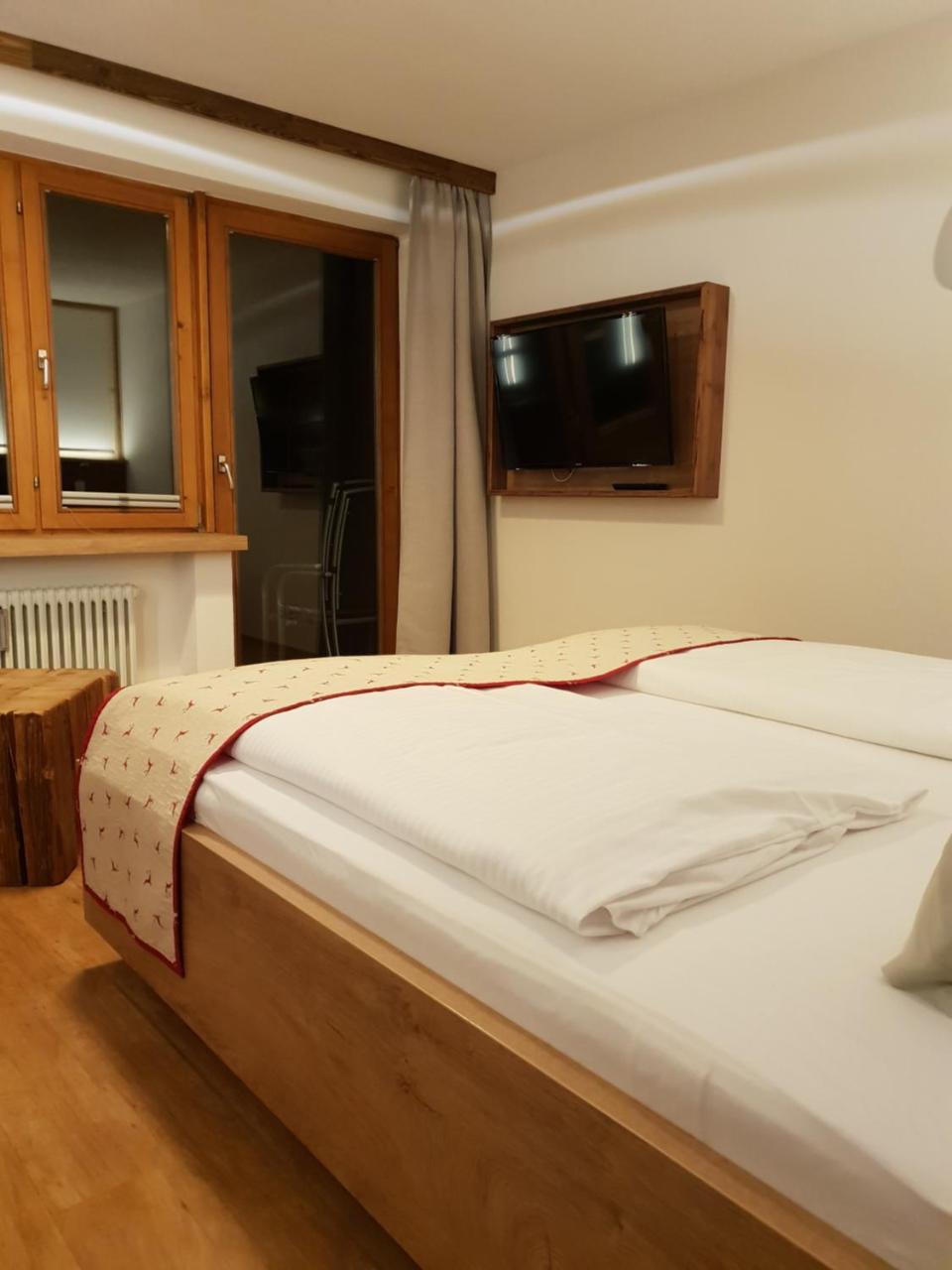 Lustiger Hirsch Hotel Akams ภายนอก รูปภาพ