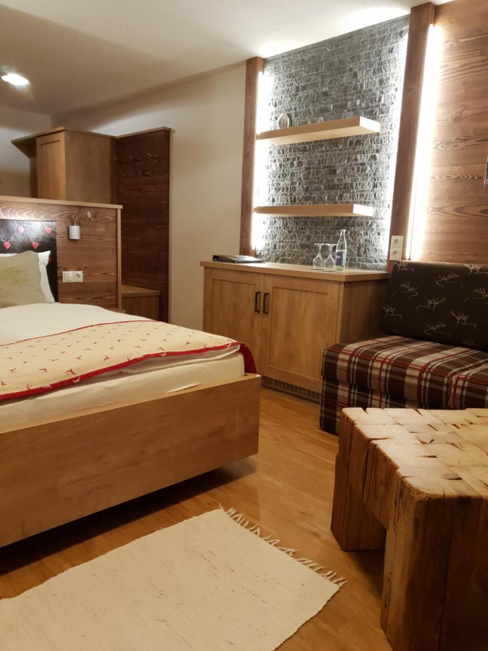 Lustiger Hirsch Hotel Akams ภายนอก รูปภาพ
